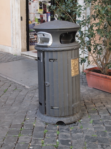 ローマのゴミ箱.jpg